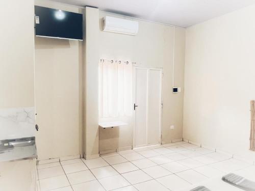 ein Bad mit einem Waschbecken und einem WC in einem Zimmer in der Unterkunft Loft familiar Br-Aeroporto 2 in Uberlândia
