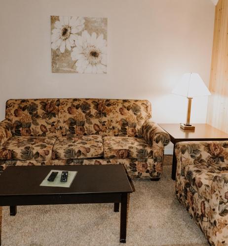 a living room with a couch and a coffee table at Carriage House Country Club in Pocono Manor