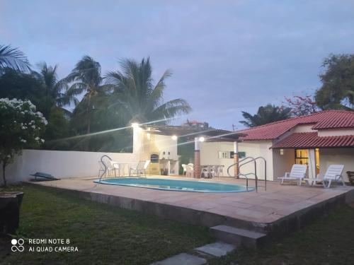 ein Pool vor einem Haus in der Unterkunft Ilha , Vera Cruz, Cacha Pregos um lugar lindo e tranquilo ! in Vera Cruz de Itaparica