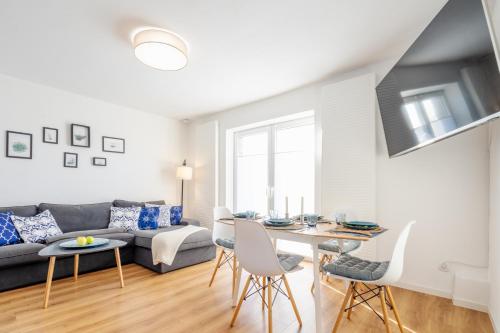 a living room with a couch and a table at Strand Familien Doppelhaushälfte ,,MARSI'' #Familien-Urlaub in Rappin