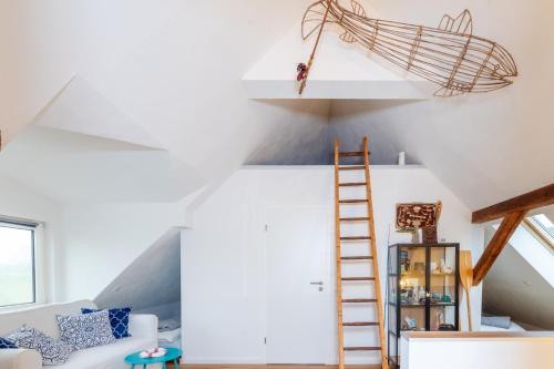 a living room with a ladder on the ceiling at Strand Familien Doppelhaushälfte ,,MARSI'' #Familien-Urlaub in Rappin