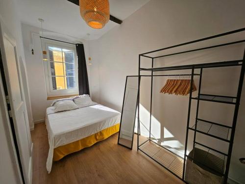 une petite chambre avec un lit et une fenêtre dans l'établissement Suite au Cœur de la Citadelle by Monarca, à Bastia