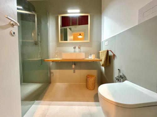 ein Bad mit einem WC, einem Waschbecken und einer Dusche in der Unterkunft Concept Sicily in Syrakus