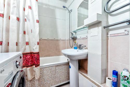 y baño con lavabo, aseo y ducha. en Золотой квадрат, en Astana