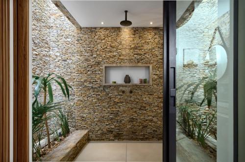 Ett badrum på Villa Oasis - La Villa Group