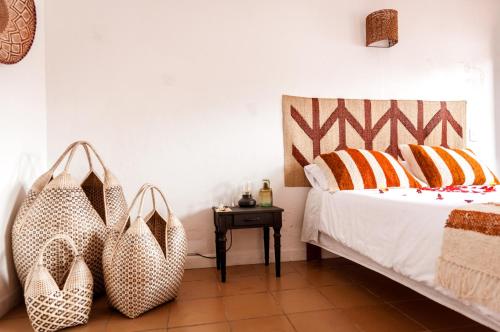 Un dormitorio con una cama con dos bolsas. en Pancha Mama Hotel Boutique en Villa de Leyva