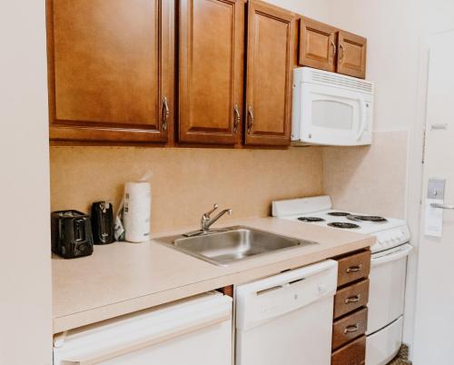a kitchen with a sink and a microwave at Carriage House Country Club in Pocono Manor