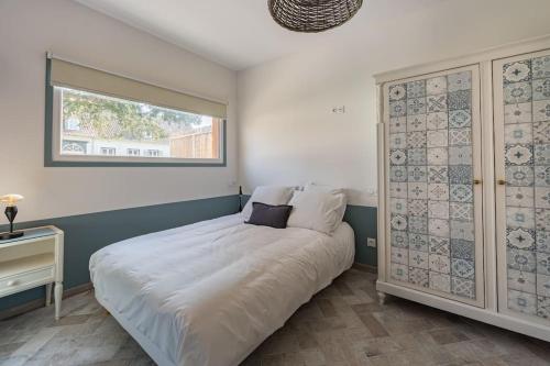 a bedroom with a large bed and a window at Plain-pied avec terrasse à 5 minutes de Berck in Verton