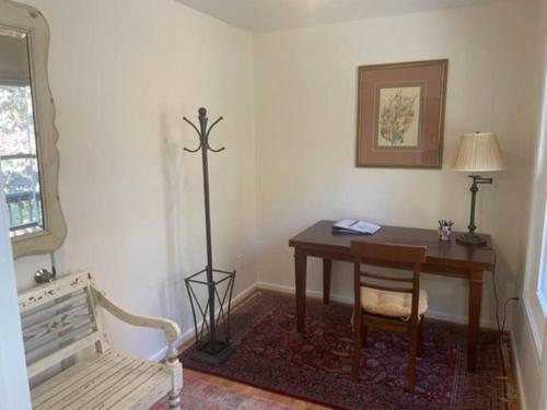 um quarto com uma secretária com um candeeiro e uma cadeira em Sperryville 3 BR house next to Blue Ridge Mts. em Sperryville