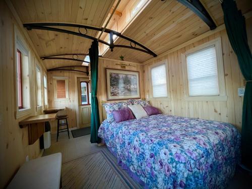 1 dormitorio con 1 cama en una habitación de madera en Domaine Gagnon, en Saint-Sébastien