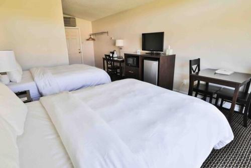 Postel nebo postele na pokoji v ubytování Nader's Motel & Suites