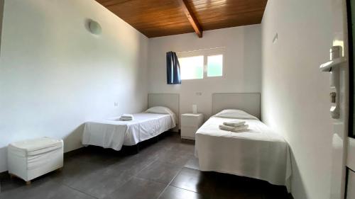 ArtedaraにあるSpacious Country House in Arteara near Maspalomasのベッド2台と窓が備わる客室です。