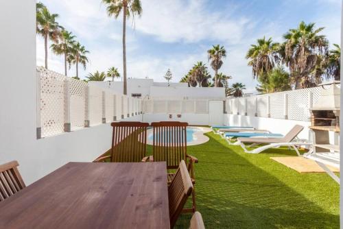 Corralejo Beach Villa Agua with Private Pool, BBQ & 30 seconds to the Beach by Amazzzing Travel