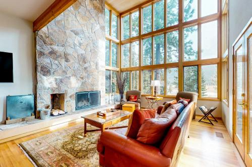 ein Wohnzimmer mit Couch und Kamin in der Unterkunft Black Butte Ranch: Hilltop Getaway in Black Butte Ranch