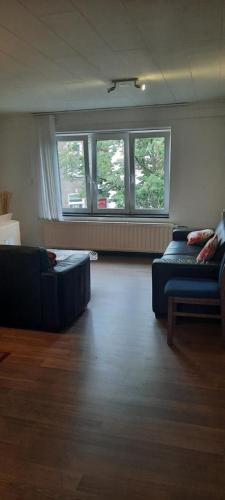 uma grande sala de estar com duas camas e janelas em SIMLA INDIAAS RESTAURANT VOOR KAMER em Sittard
