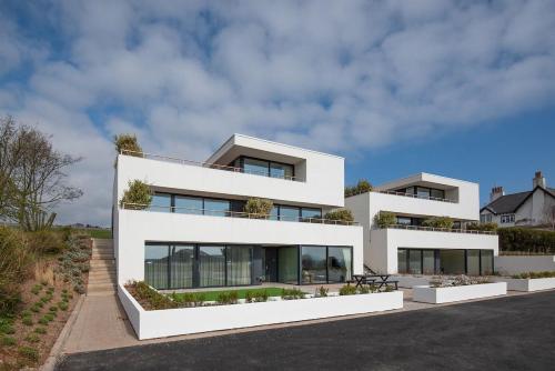 an image of a white house at 2 The Bay in Coldingham