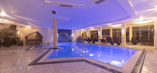 Alpen Adria Hotel & Spa في بريسيغ: مسبح كبير في غرفة الفندق