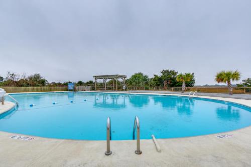 Bazén v ubytování St Helena Island Condo with Pool and Beach Access! nebo v jeho okolí