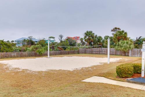 Fotografie z fotogalerie ubytování St Helena Island Condo with Pool and Beach Access! v destinaci Oceanmarsh Subdivision