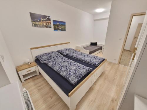 - une chambre avec un lit dans une petite pièce dans l'établissement VIA Apartmany, à Trenčín