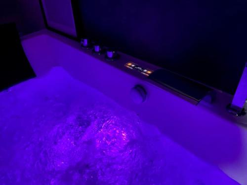 Ảnh trong thư viện ảnh của Loft Romantique - Balnéo - Billard - Massage ở Verton