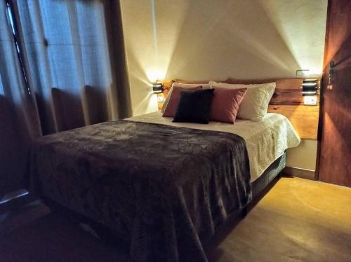 una camera da letto con un grande letto con due cuscini di Chalé Vista do Paraíso a Gonçalves