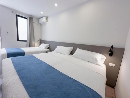 1 Schlafzimmer mit 2 Betten und einem Fenster in der Unterkunft Hotel Casa costa in Mollendo