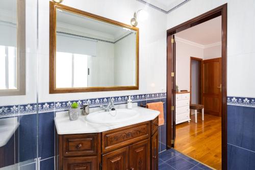 A bathroom at Apartamento Renovado "Hogar Las Vistas"