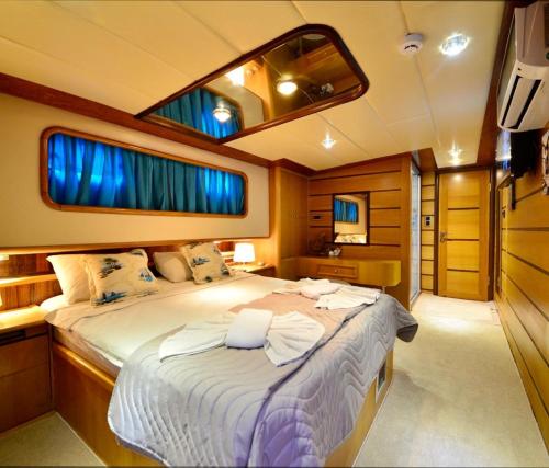 a bedroom on a boat with a large bed at Hayat Bu, Boot in Fethiye