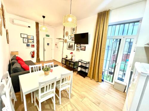 uma sala de estar com uma mesa e um sofá em centro Madrid / chueca (1) em Madri