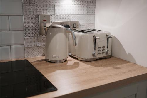 eine Küchentheke mit einem Toaster und einem Toaster in der Unterkunft Apartment at 68 in Saintfield