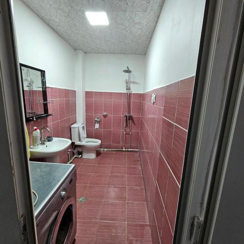 y baño con ducha, aseo y lavamanos. en koberidze, en Kutaisi