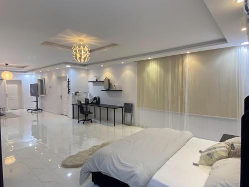- un salon avec un lit et une salle à manger dans l'établissement VIP big Space & more options, à Djeddah