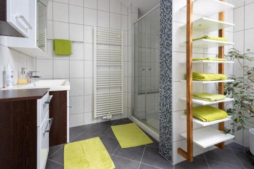 Appartementhaus Elfi في Barnbäch: حمام مع دش ومغسلة