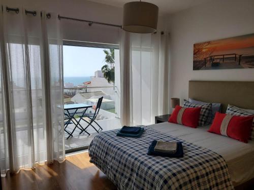 - une chambre avec un lit et une vue sur l'océan dans l'établissement "Villa Panoramic View over the Sea"-R, à Albufeira
