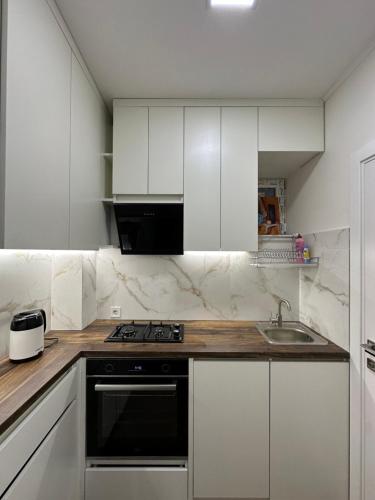 Virtuvė arba virtuvėlė apgyvendinimo įstaigoje Apartment VIP Ploscha Rynok