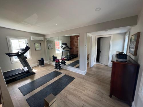 a living room with a treadmill and a gym at Auberge Glengarry Inn, The Mystic 