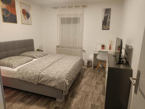 1 dormitorio con cama y escritorio en Brunswick Central Charm: Cozy City Room! en Brunswick