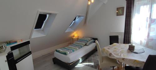 ein kleines weißes Zimmer mit einem Tisch und einem Sofa in der Unterkunft Antony Home Ferienwohnung in Ostrach