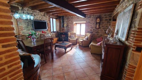uma sala de estar com uma mesa e uma sala de jantar em AIRE DEL NORTE em Santiurde de Toranzo