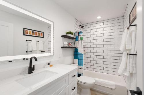 uma casa de banho branca com um lavatório e um WC em Scottsdale - 7834 E Glenrosa Ave Unit 1 em Scottsdale
