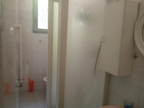 een badkamer met een toilet en een wastafel bij Bologna Maison Primaticcio in Bologna