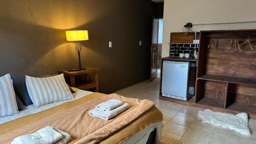 ein Schlafzimmer mit einem Bett mit Handtüchern darauf in der Unterkunft Room in El Chalten