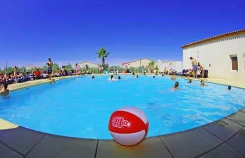- une grande piscine avec un ballon à l'eau dans l'établissement Chez Christelle et Norbert, à Gallargues-le-Montueux