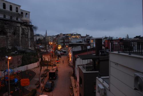 イスタンブールにあるBACHOS sultanahmetの夜の街並み