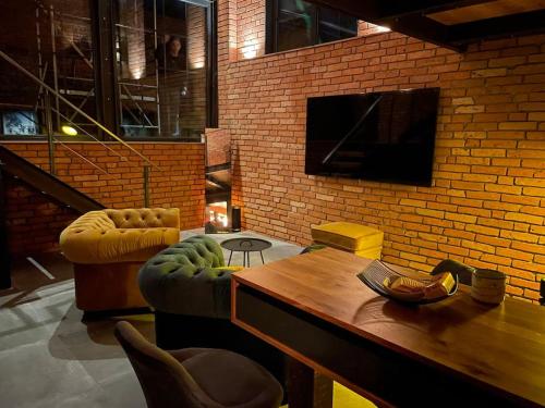 Televisyen dan/atau pusat hiburan di Ferienwohnung Loft Schwielowsee mit Sauna