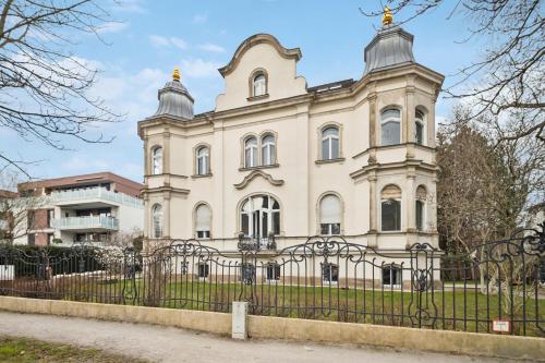 Foto Wiener Palais am Großen Garten, Arbeitsplatz, Familie, 8 Pers, Smart-TV 1