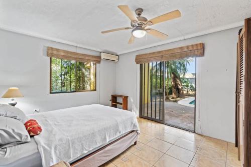 - une chambre avec un lit et un ventilateur de plafond dans l'établissement 2-Bedroom House with Pool, à Playa Flamingo