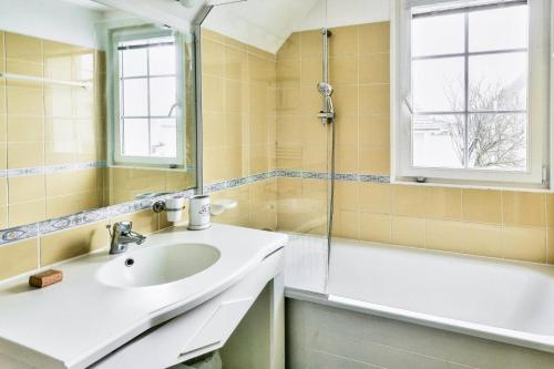 ein Badezimmer mit Waschbecken und Dusche in der Unterkunft Les Maisons de Belle Dune - maeva Home - Maison 4 pièces 6 personnes Prestige MAE-2648 in Fort-Mahon-Plage