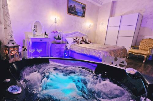 uma sala com uma banheira no meio de um quarto em L&S Jacuzzi Home em Roma